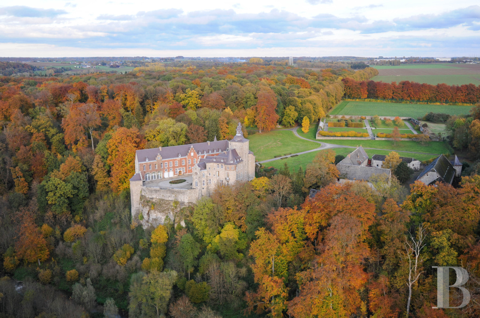 A chateau-fortress with a one hundred hectare estate in the county of Namur, to the south of Brussels in Belgium - photo  n°48